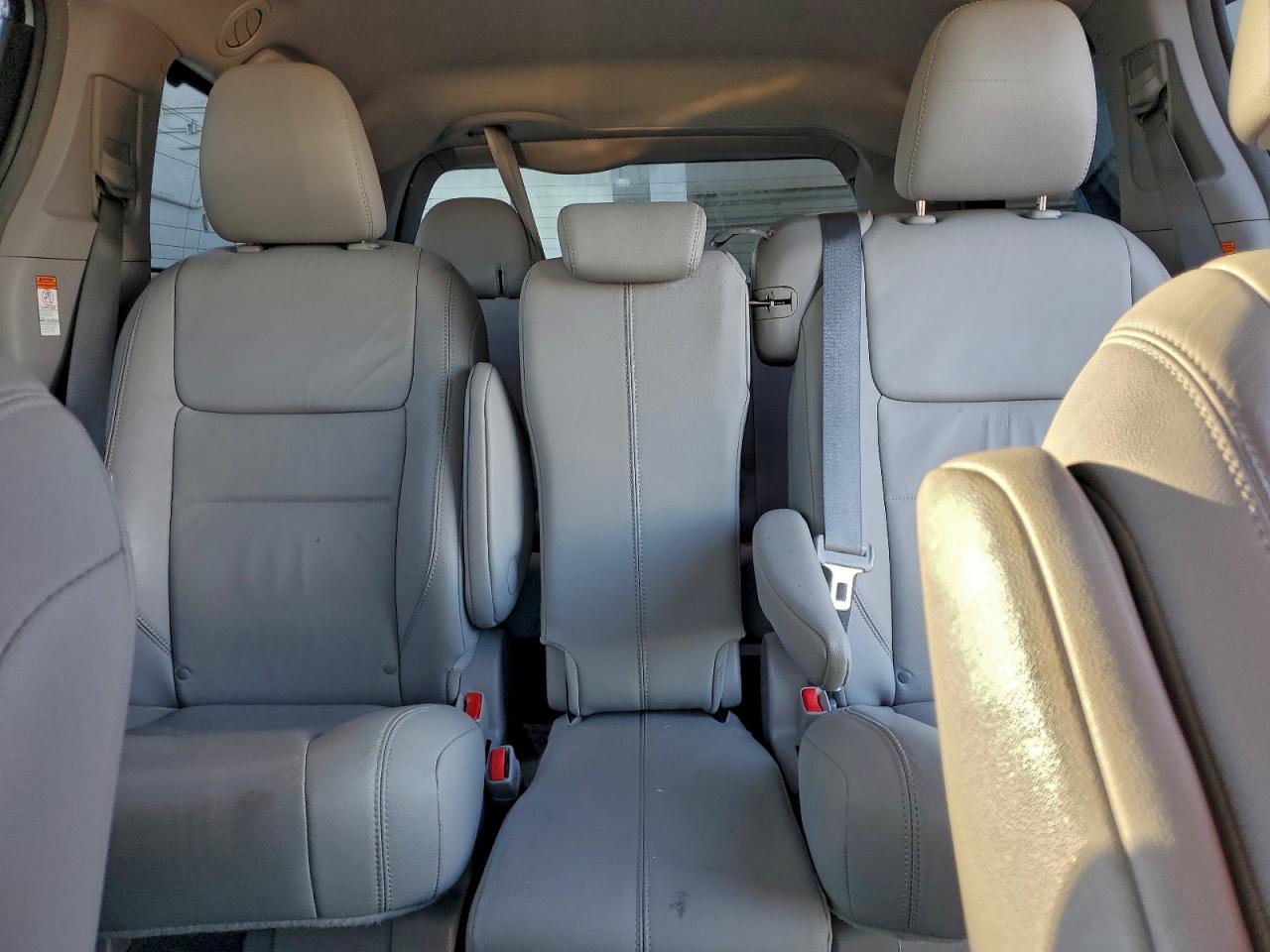 2017 TOYOTA SIENNA XLE photo 10