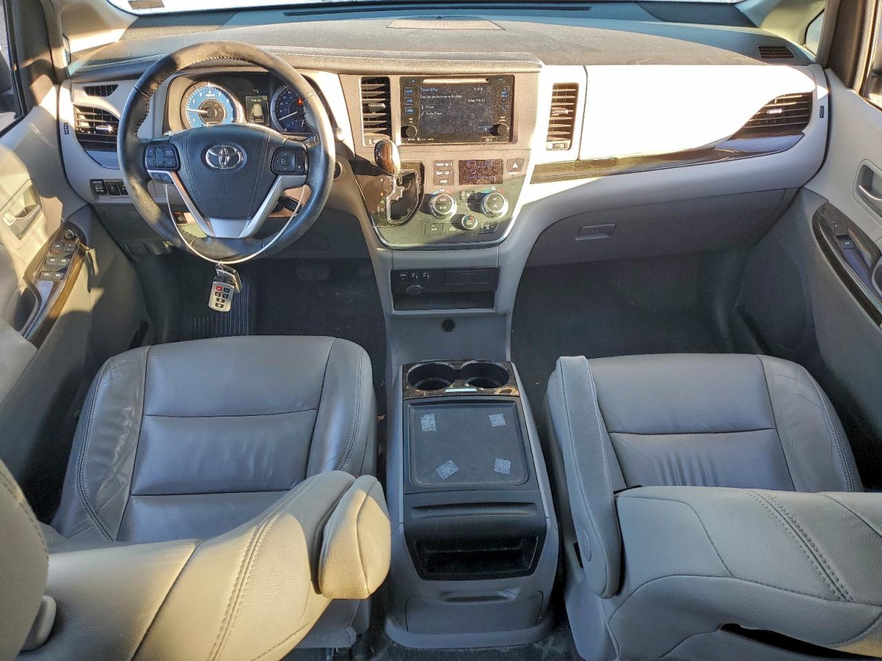 2017 TOYOTA SIENNA XLE photo 8