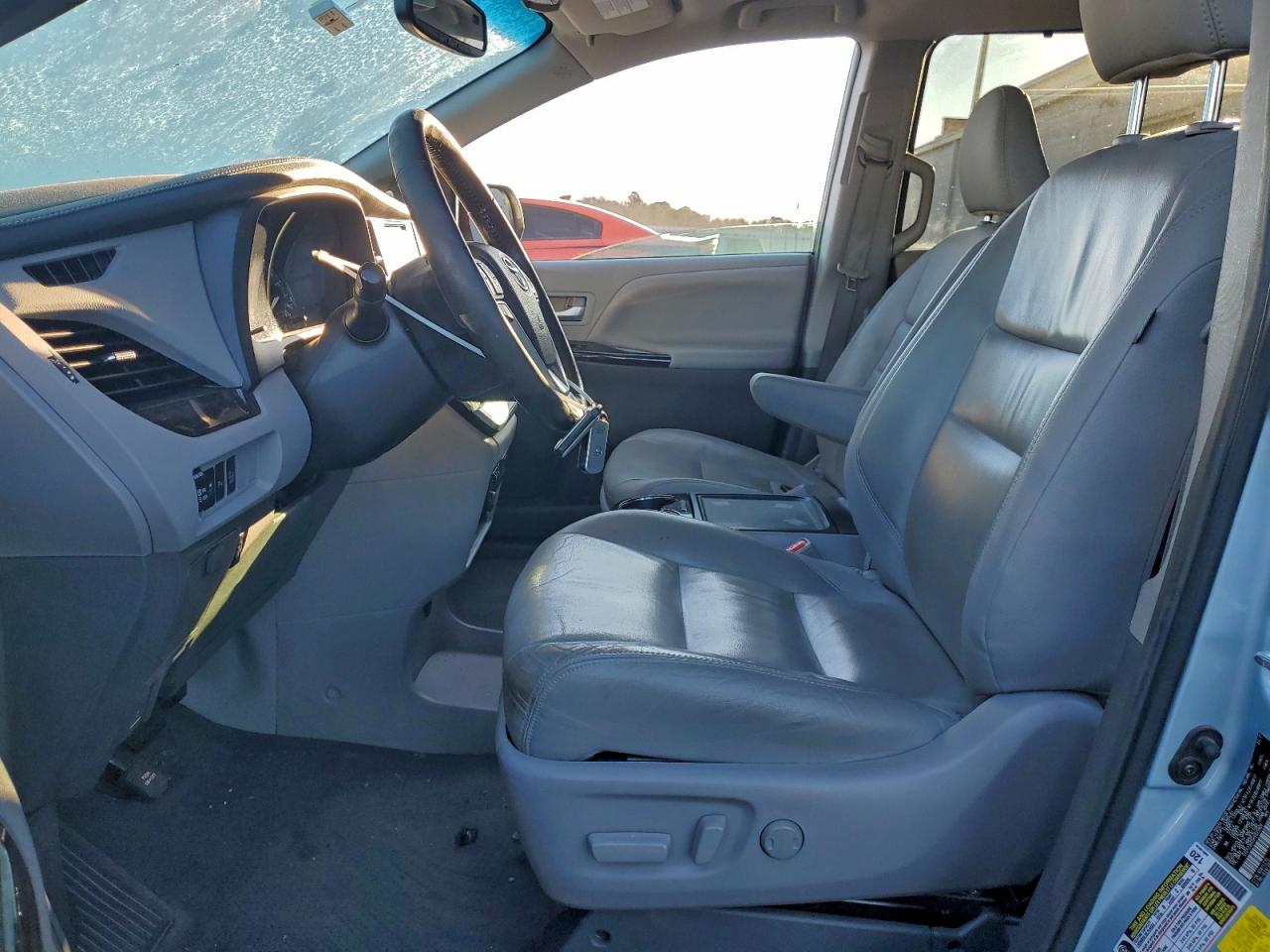 2017 TOYOTA SIENNA XLE photo 7