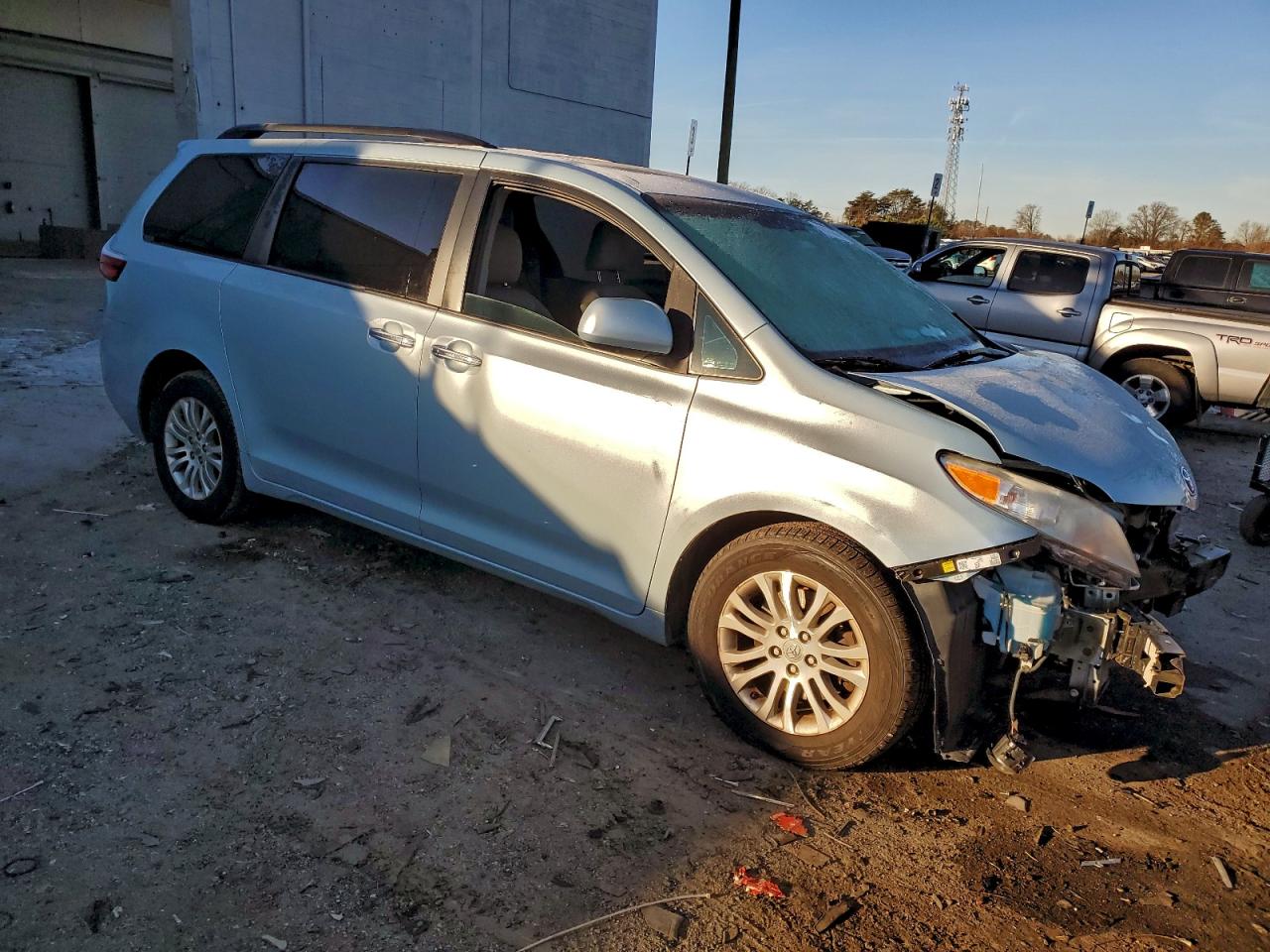 2017 TOYOTA SIENNA XLE photo 4