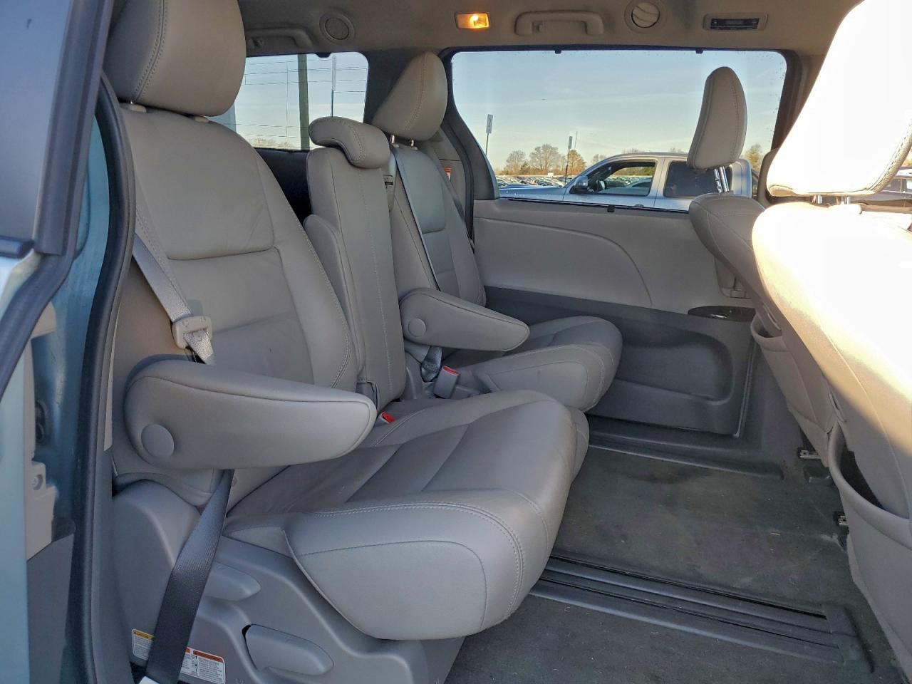 2017 TOYOTA SIENNA XLE photo 11