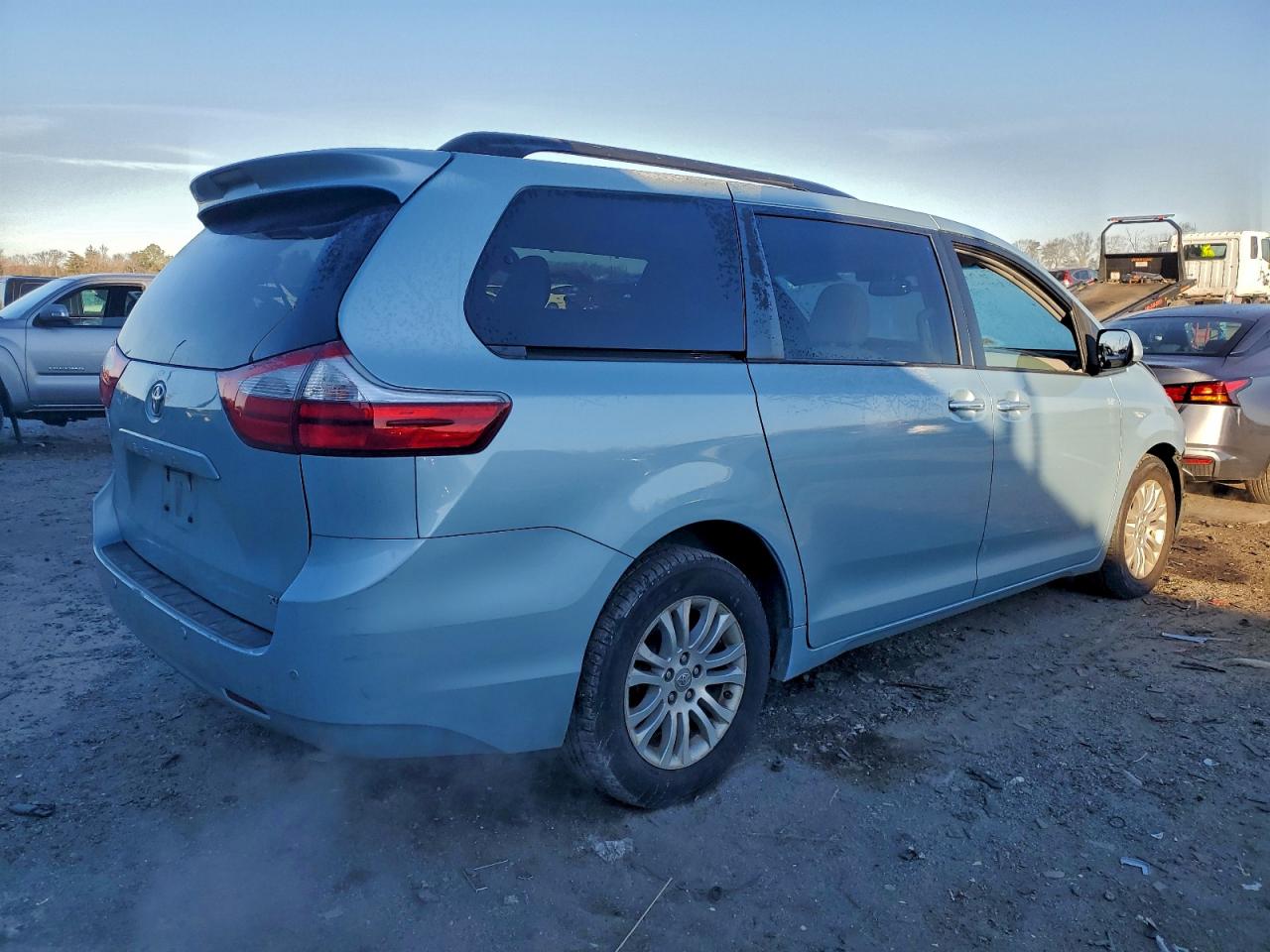 2017 TOYOTA SIENNA XLE photo 3