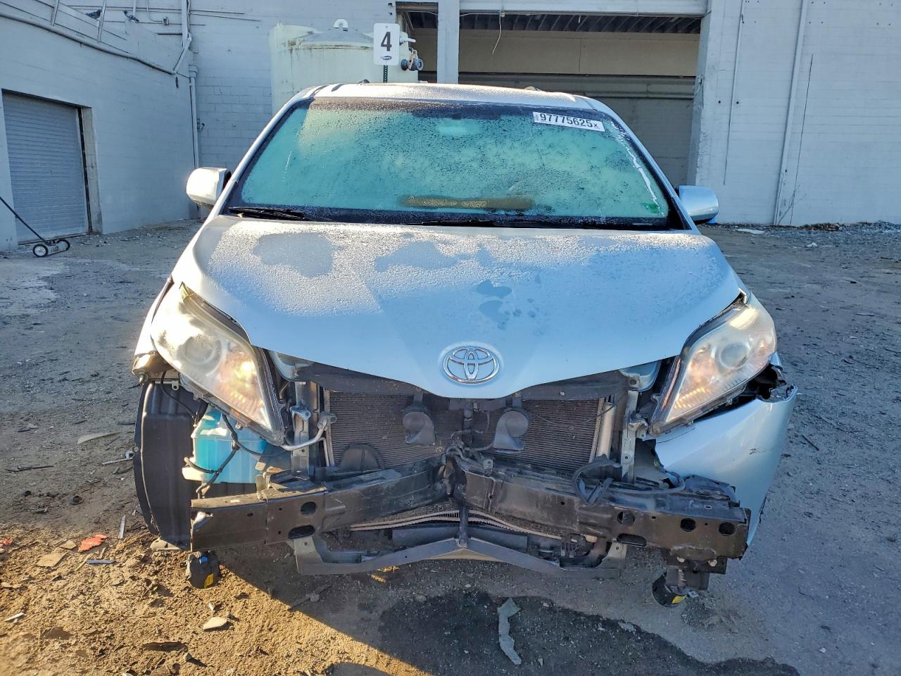 2017 TOYOTA SIENNA XLE photo 5