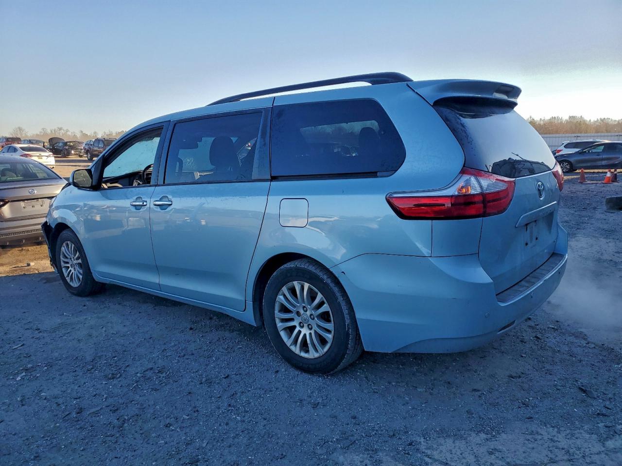 2017 TOYOTA SIENNA XLE photo 2
