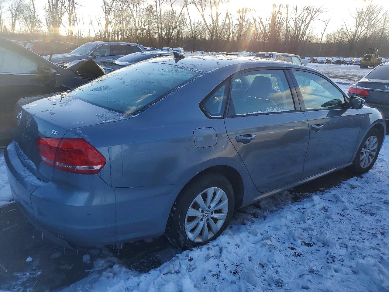 2015 VOLKSWAGEN PASSAT S photo 3