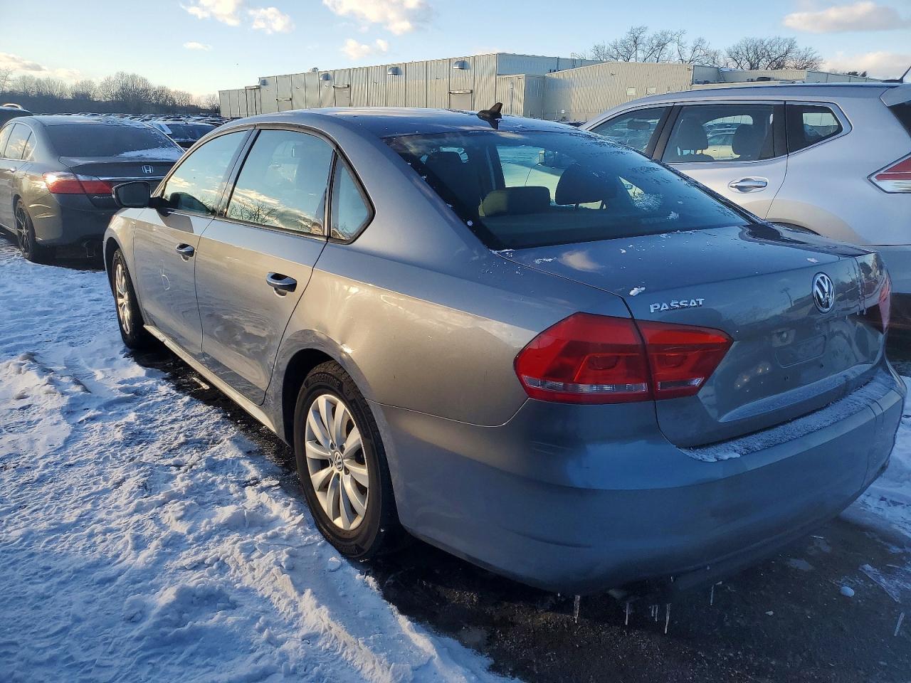 2015 VOLKSWAGEN PASSAT S photo 2