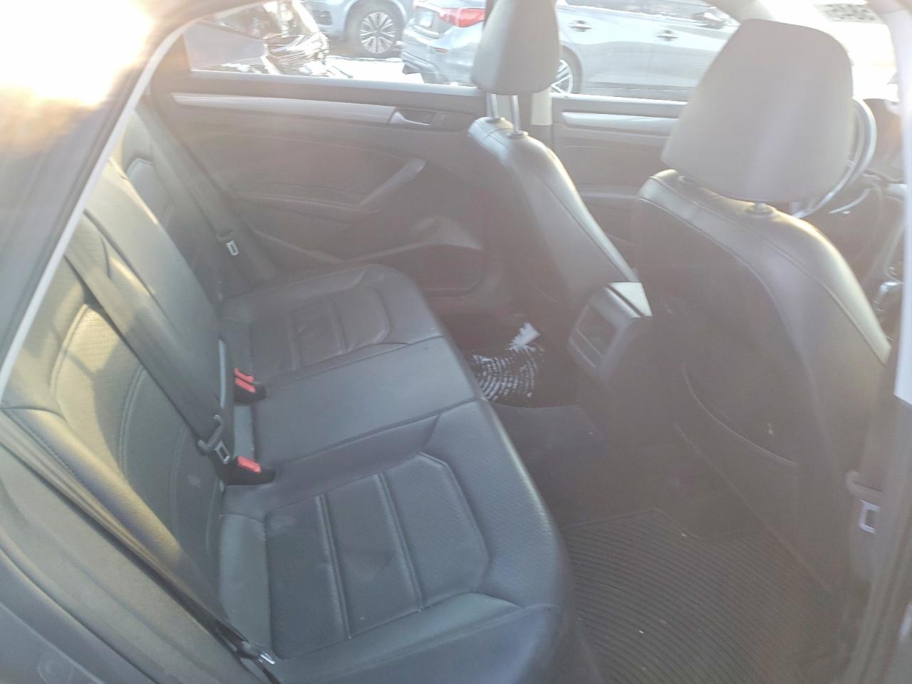 2015 VOLKSWAGEN PASSAT S photo 10