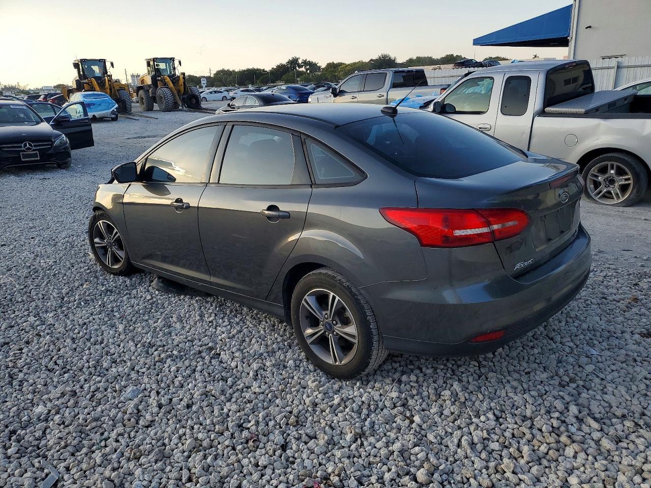 2018 FORD FOCUS SE photo 2
