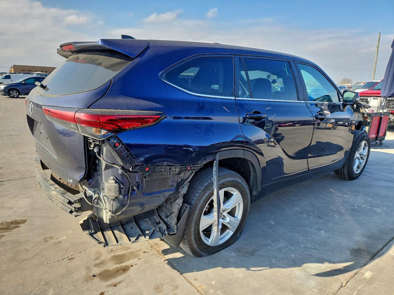 2023 TOYOTA HIGHLANDER LE photo 3