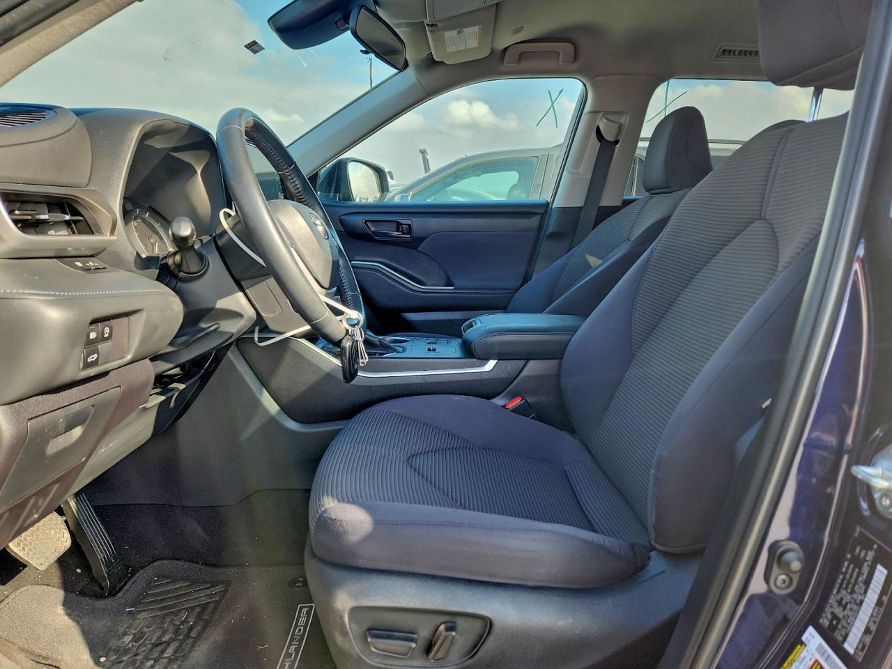 2023 TOYOTA HIGHLANDER LE photo 7