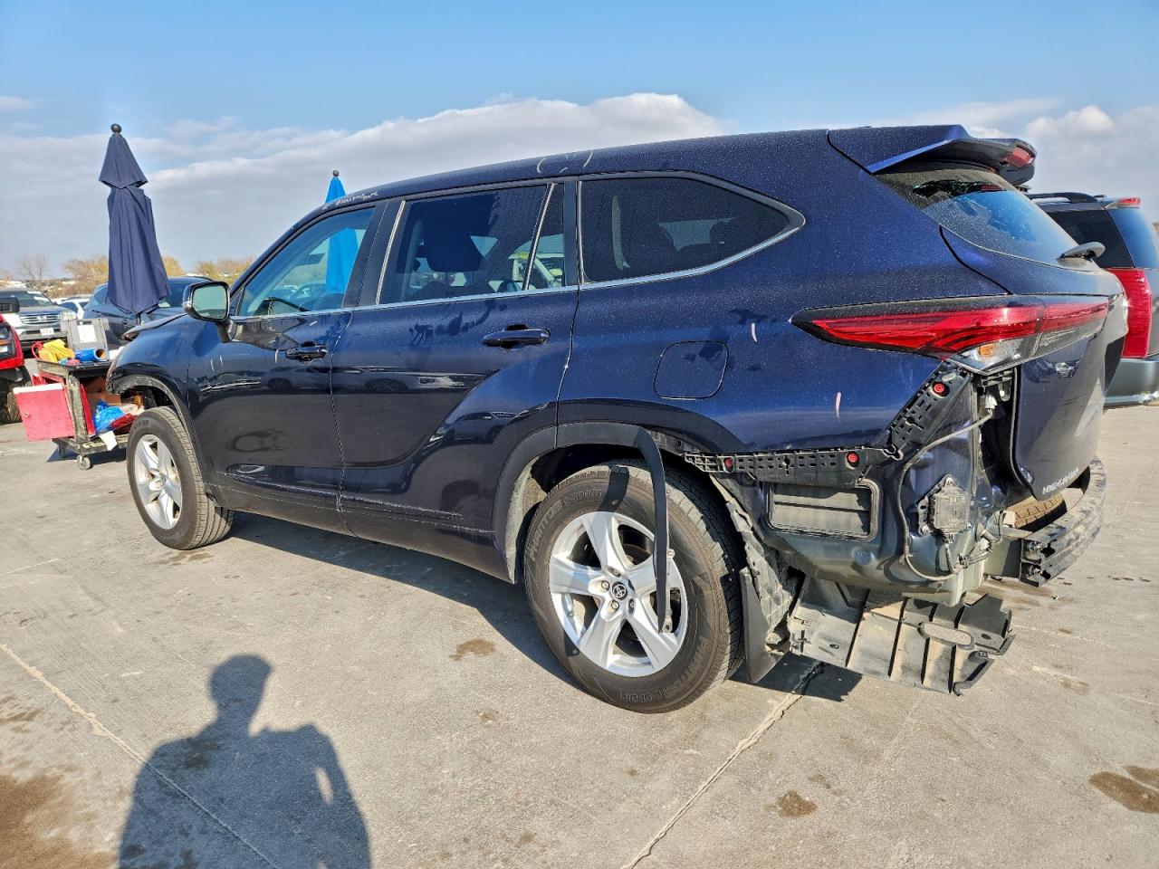 2023 TOYOTA HIGHLANDER LE photo 2