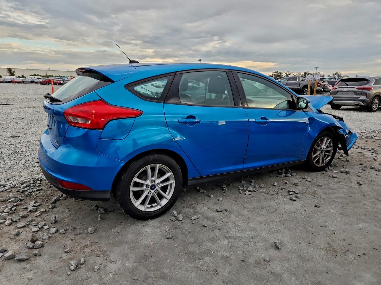 2015 FORD FOCUS SE photo 3