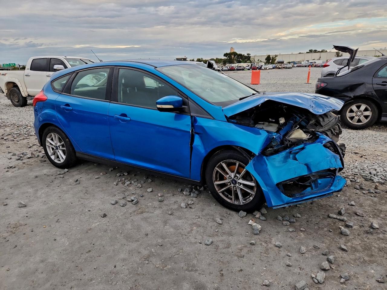2015 FORD FOCUS SE photo 4