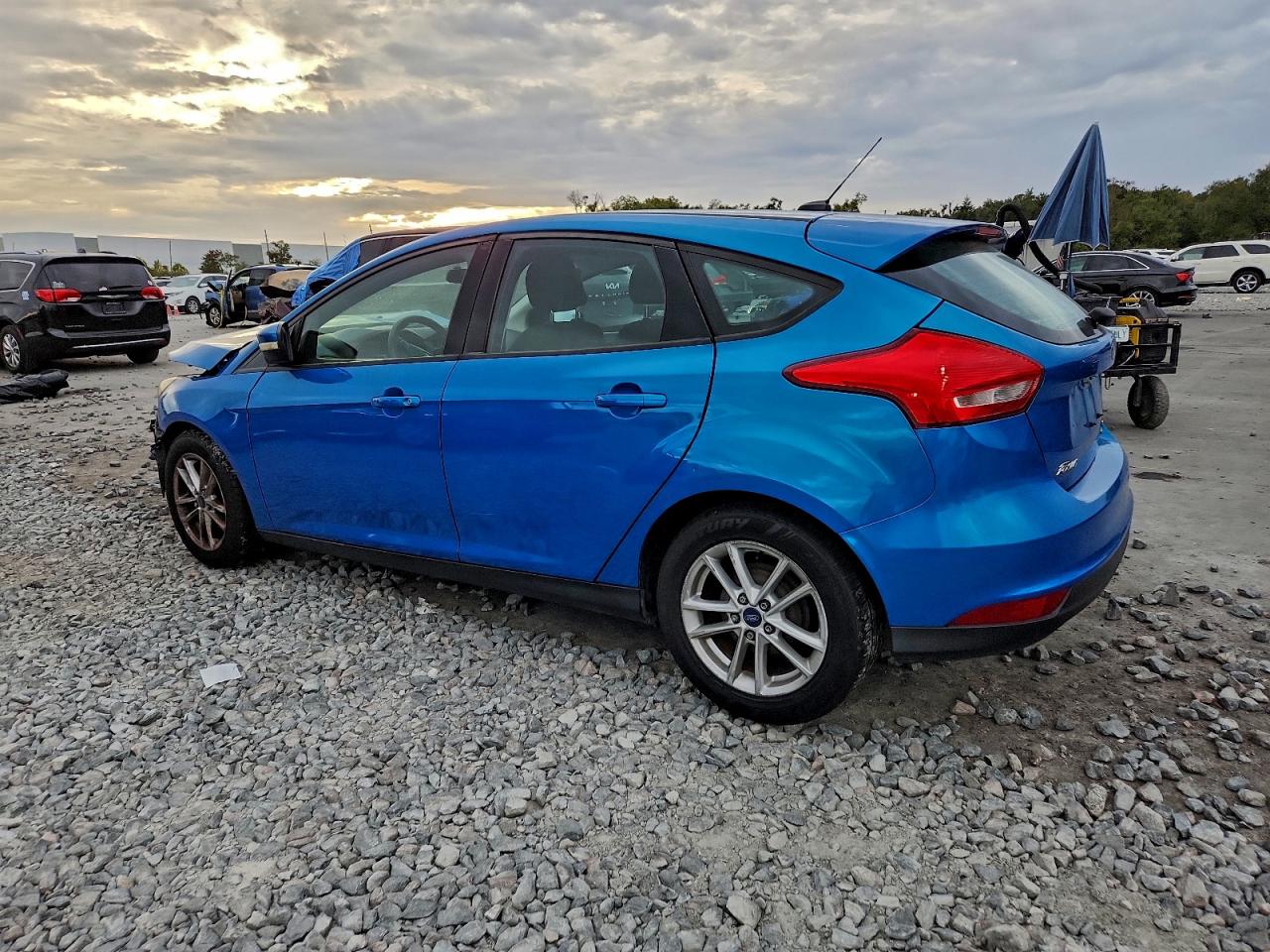 2015 FORD FOCUS SE photo 2