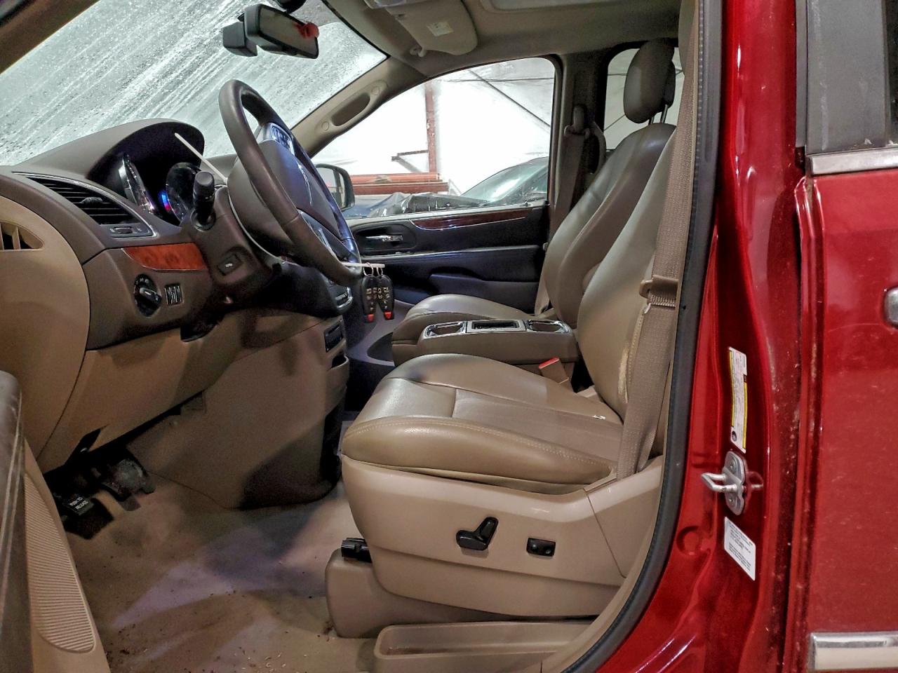 2011 CHRYSLER TOWN & COUNTRY TOURING L photo 13