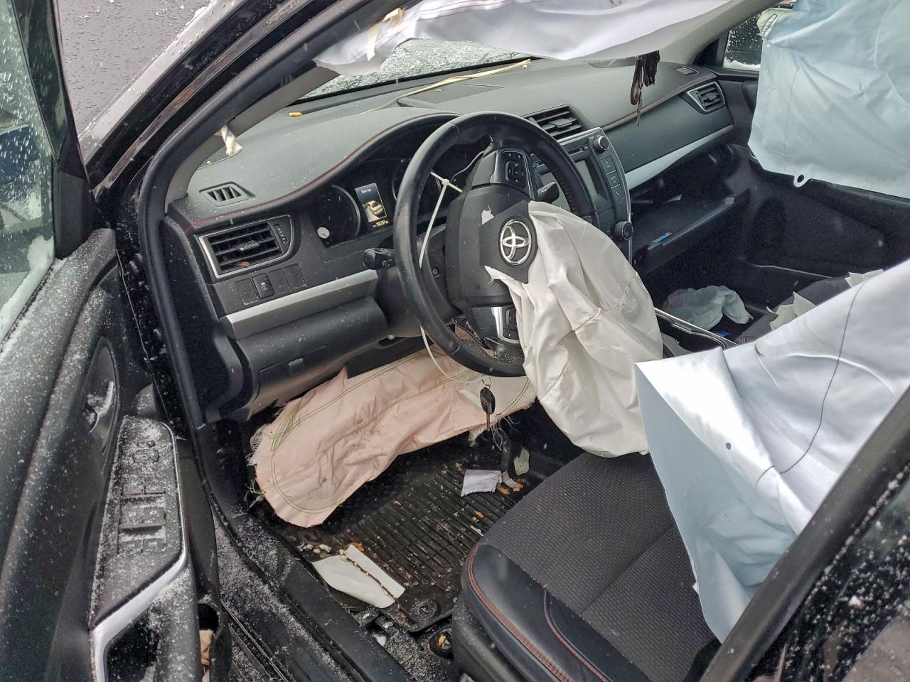 2016 TOYOTA CAMRY LE photo 8