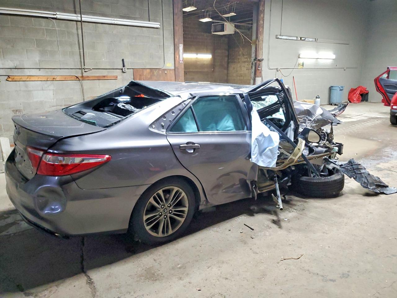 2017 TOYOTA CAMRY LE photo 3