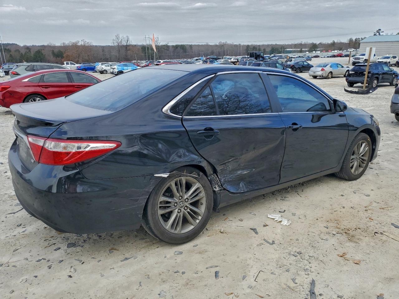 2017 TOYOTA CAMRY LE photo 3