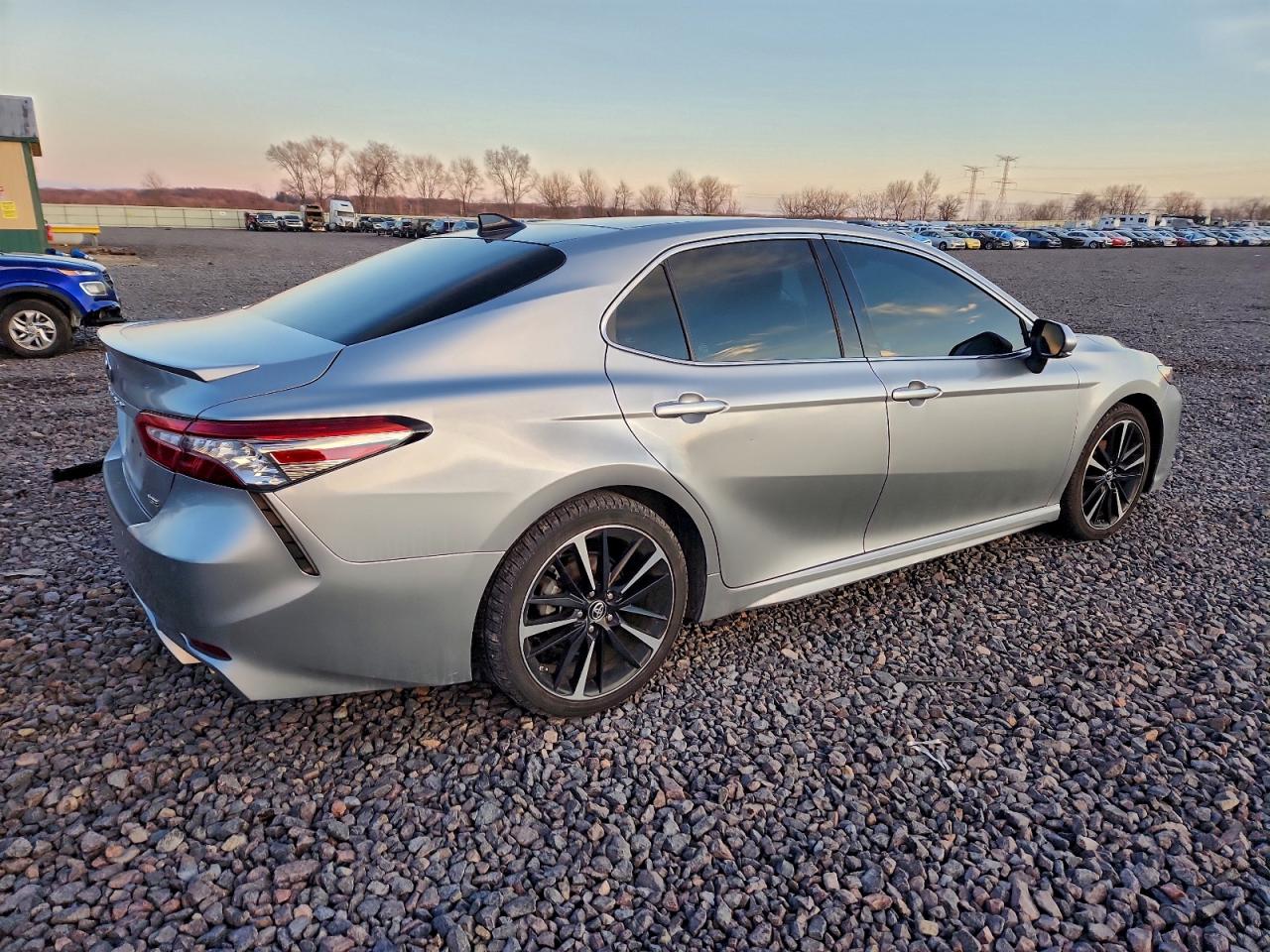 2019 TOYOTA CAMRY XSE photo 3