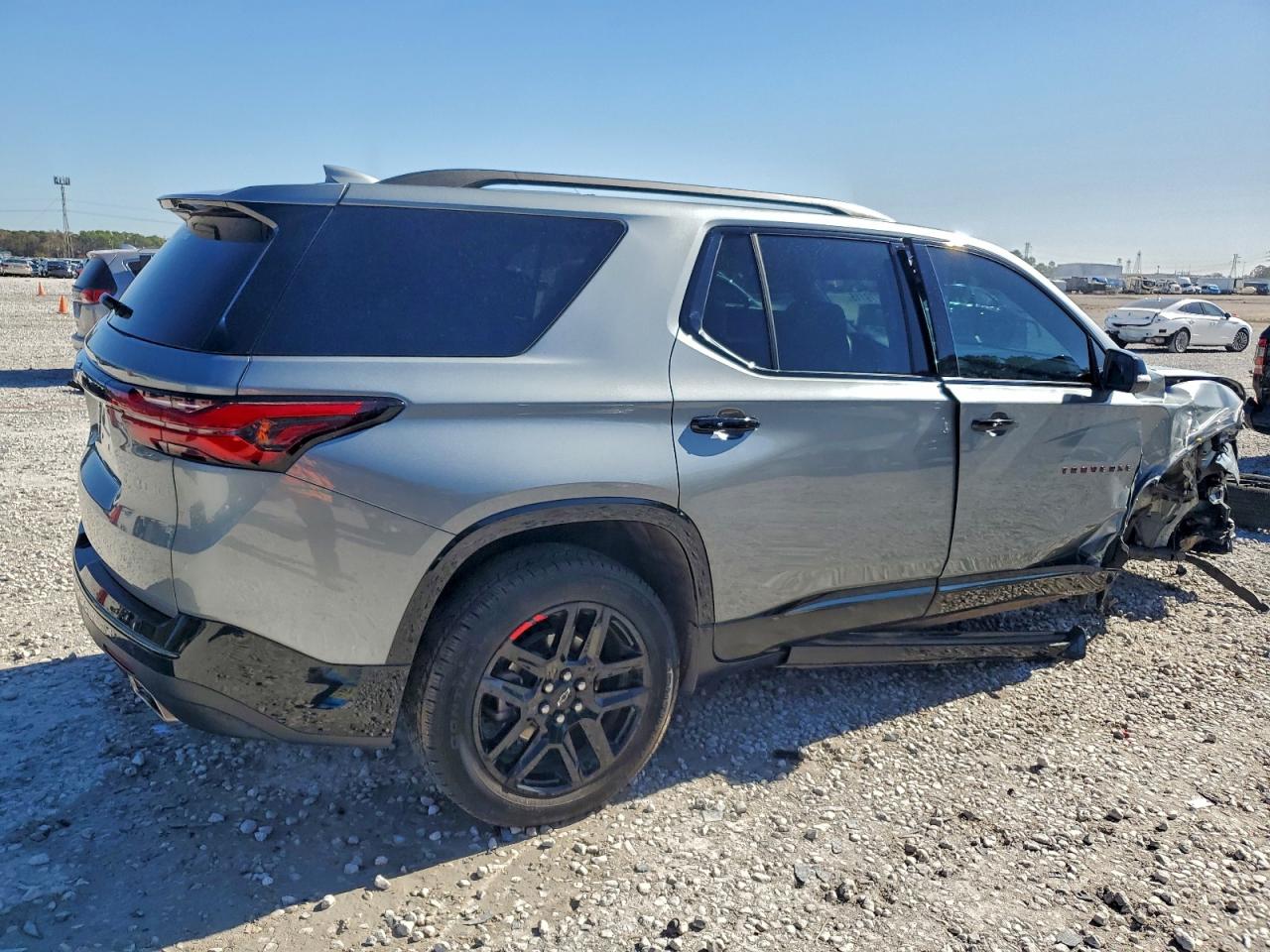 2023 CHEVROLET TRAVERSE PREMIER photo 3