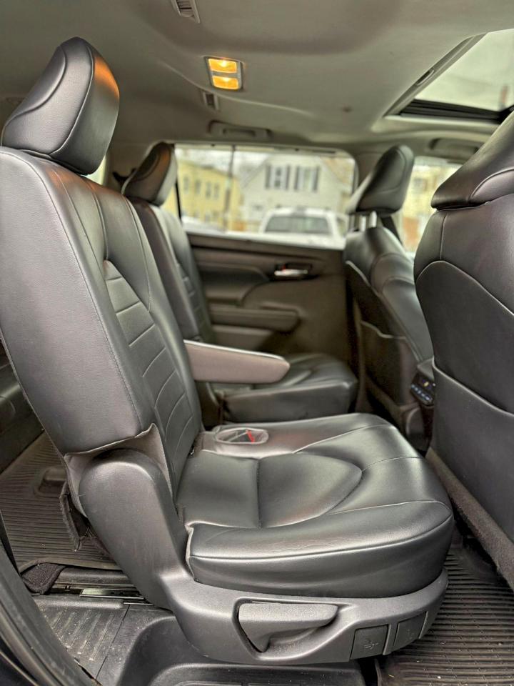 2021 TOYOTA HIGHLANDER XLE photo 7