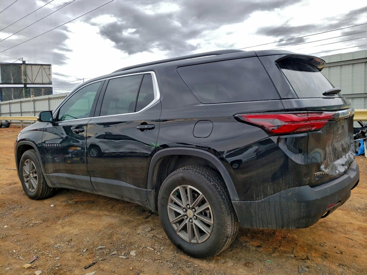2023 CHEVROLET TRAVERSE LT photo 2