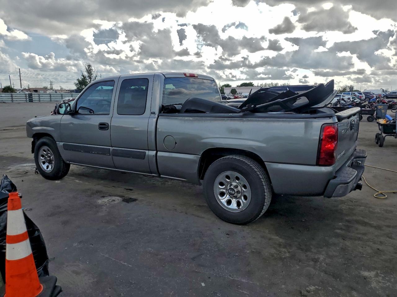 2006 CHEVROLET SILVERADO C1500 photo 2