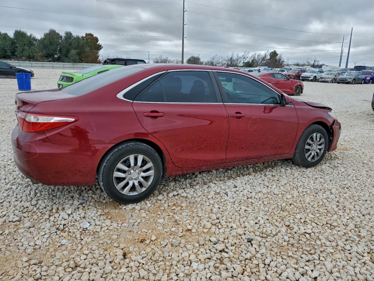 2017 TOYOTA CAMRY LE photo 3