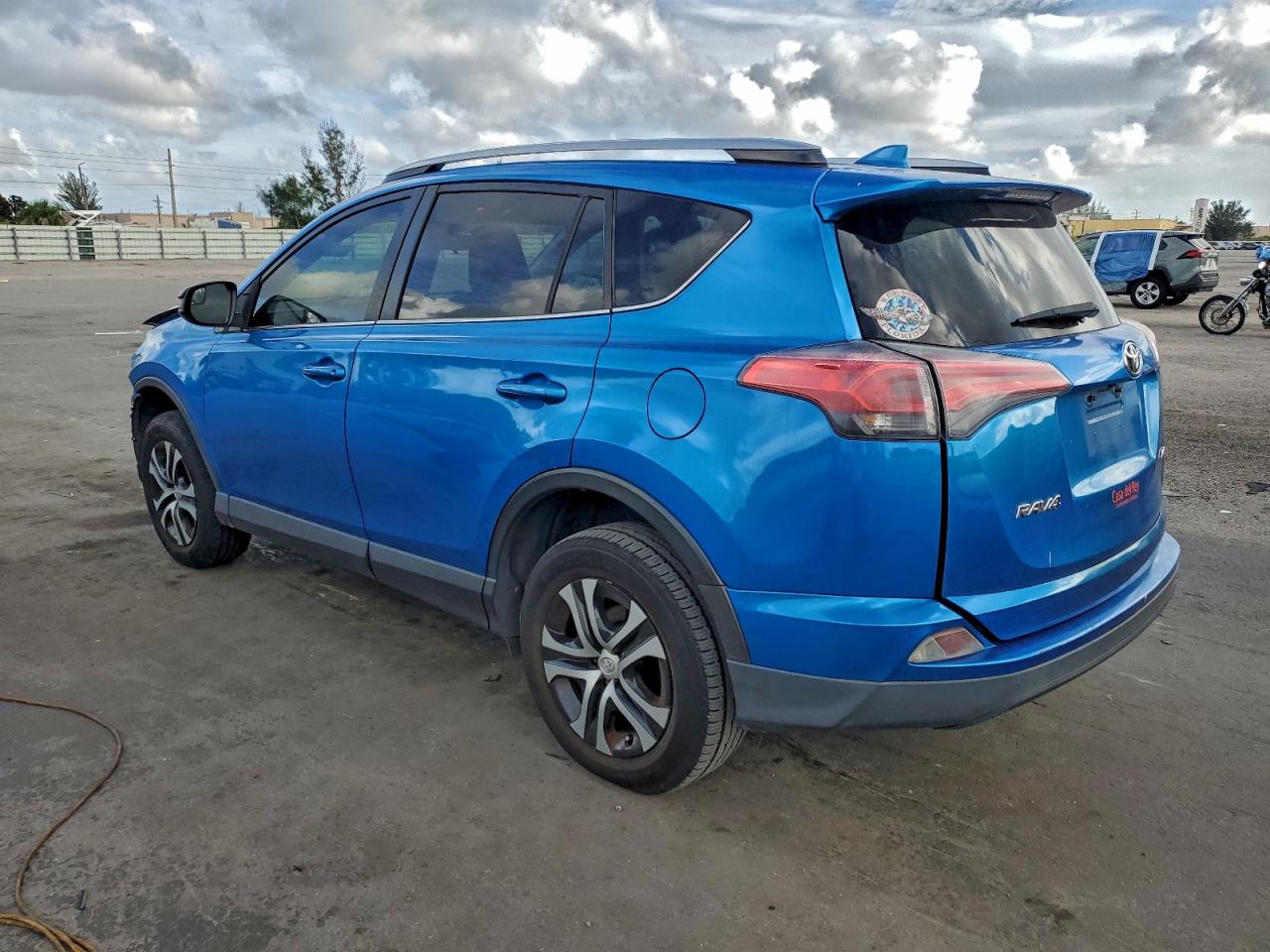 2018 TOYOTA RAV4 LE photo 3