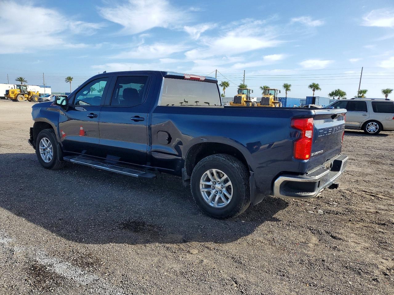 2021 CHEVROLET SILVERADO K1500 LT photo 2