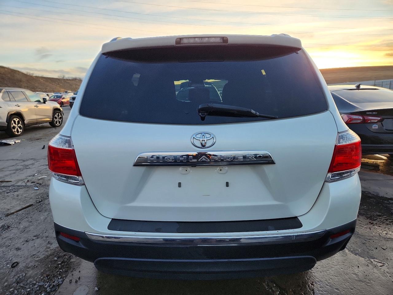 2012 TOYOTA HIGHLANDER BASE photo 6