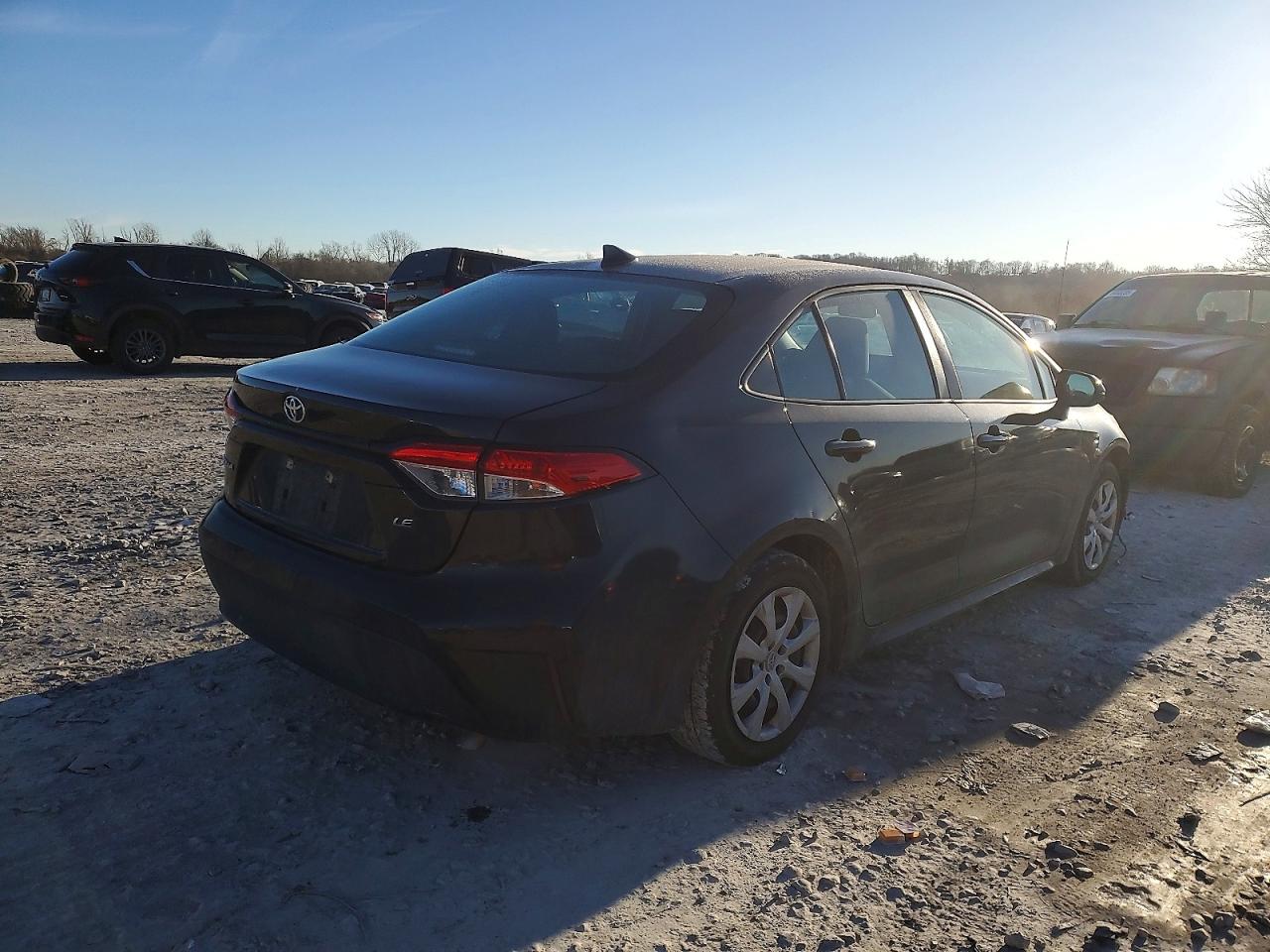2021 TOYOTA COROLLA LE photo 3
