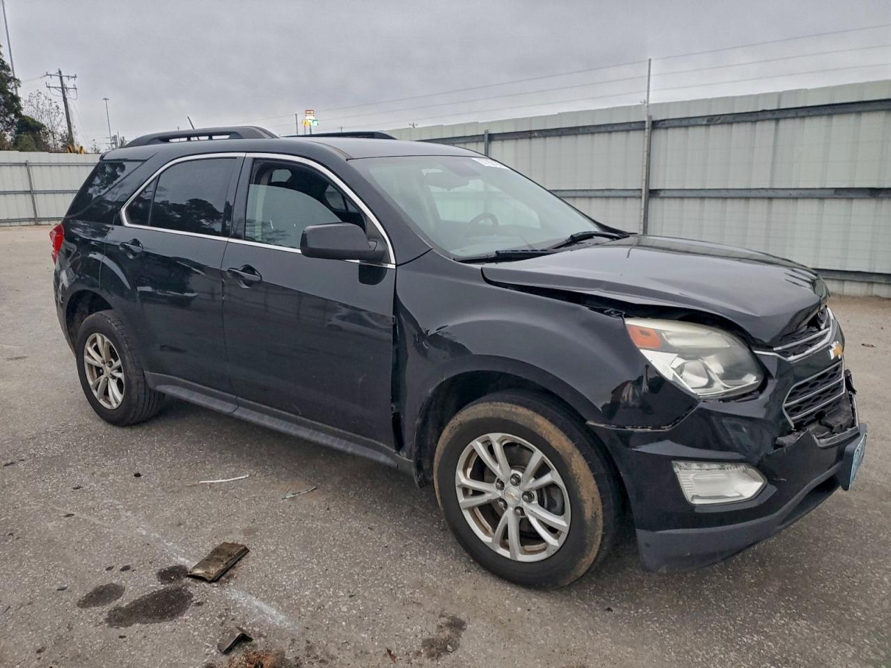 2017 CHEVROLET EQUINOX LT photo 4