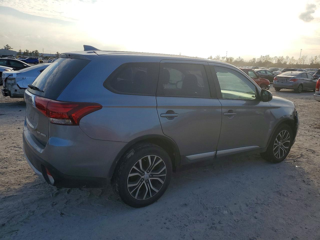 2018 MITSUBISHI OUTLANDER SE photo 3
