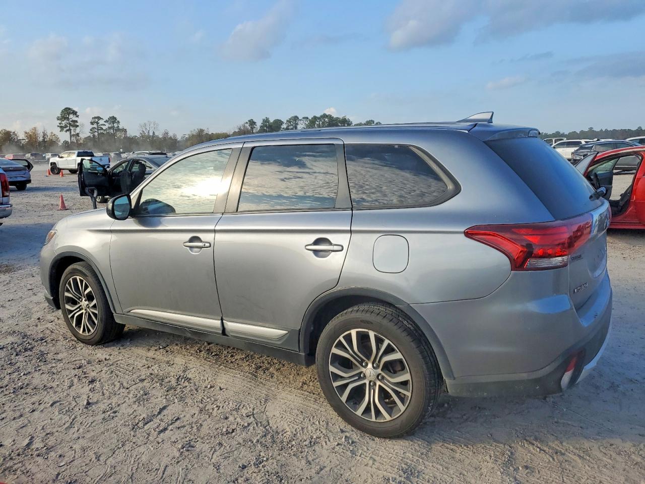 2018 MITSUBISHI OUTLANDER SE photo 2