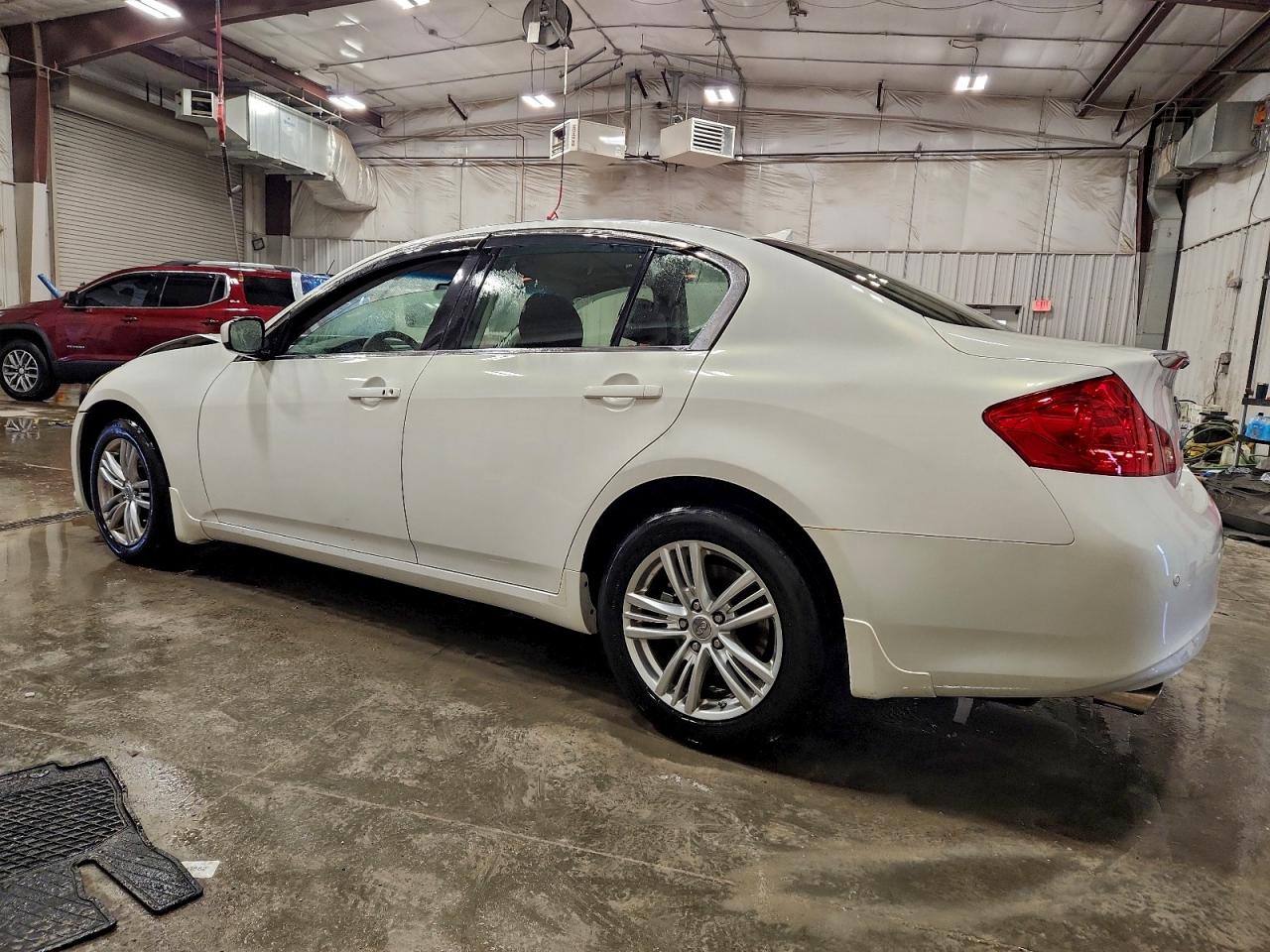 2013 INFINITI G37 photo 2