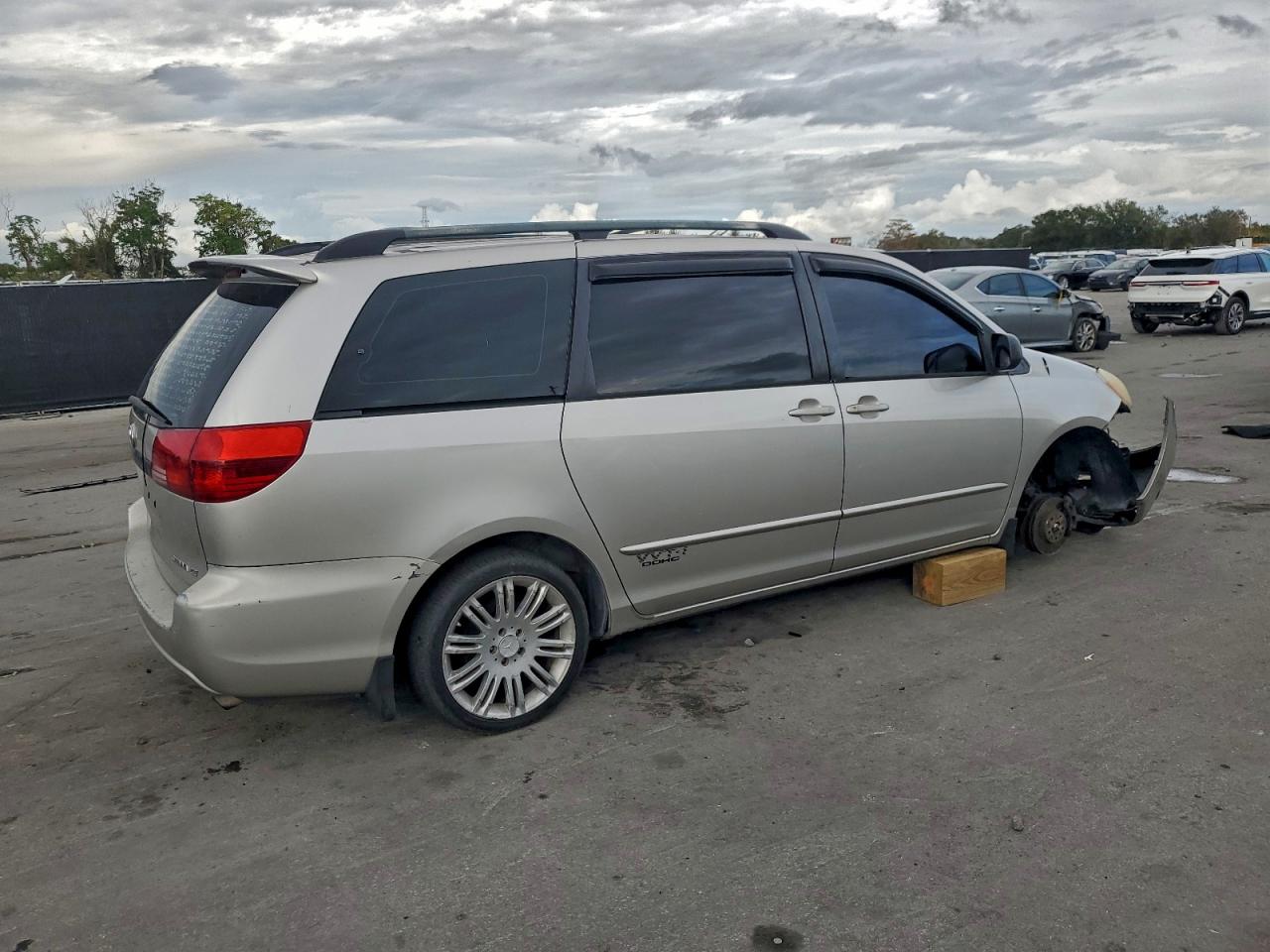 2004 TOYOTA SIENNA photo 3