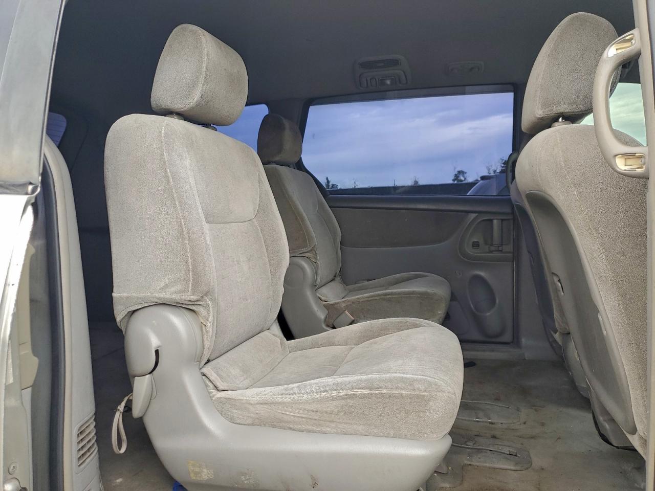 2004 TOYOTA SIENNA photo 11
