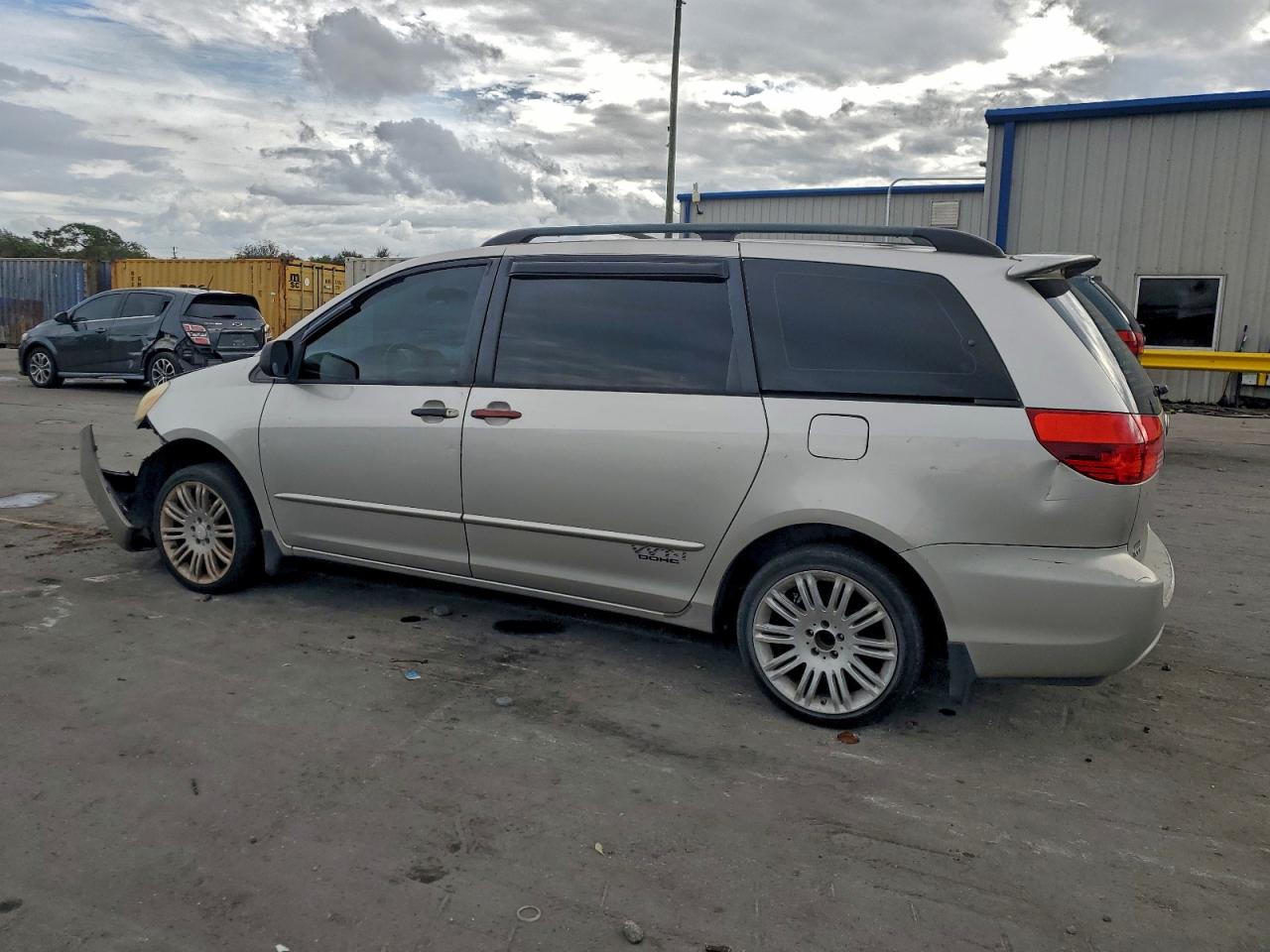 2004 TOYOTA SIENNA photo 2