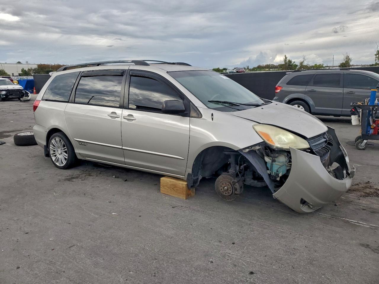 2004 TOYOTA SIENNA photo 4