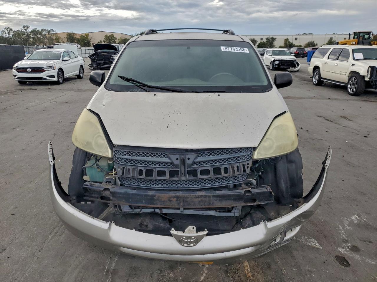 2004 TOYOTA SIENNA photo 5