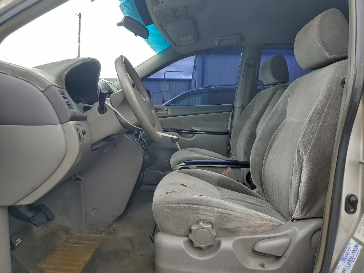 2004 TOYOTA SIENNA photo 7