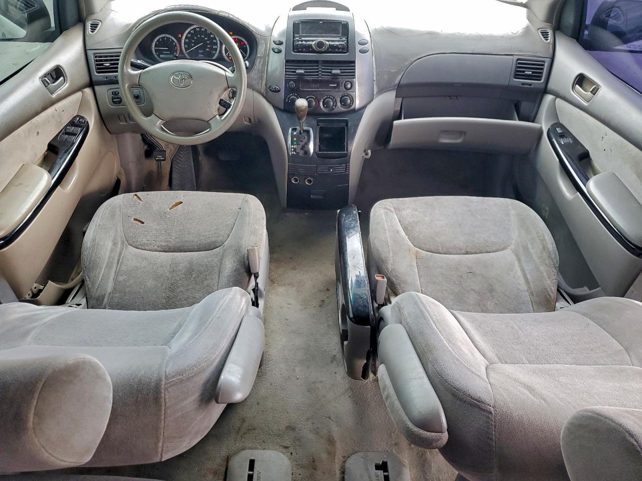 2004 TOYOTA SIENNA photo 8