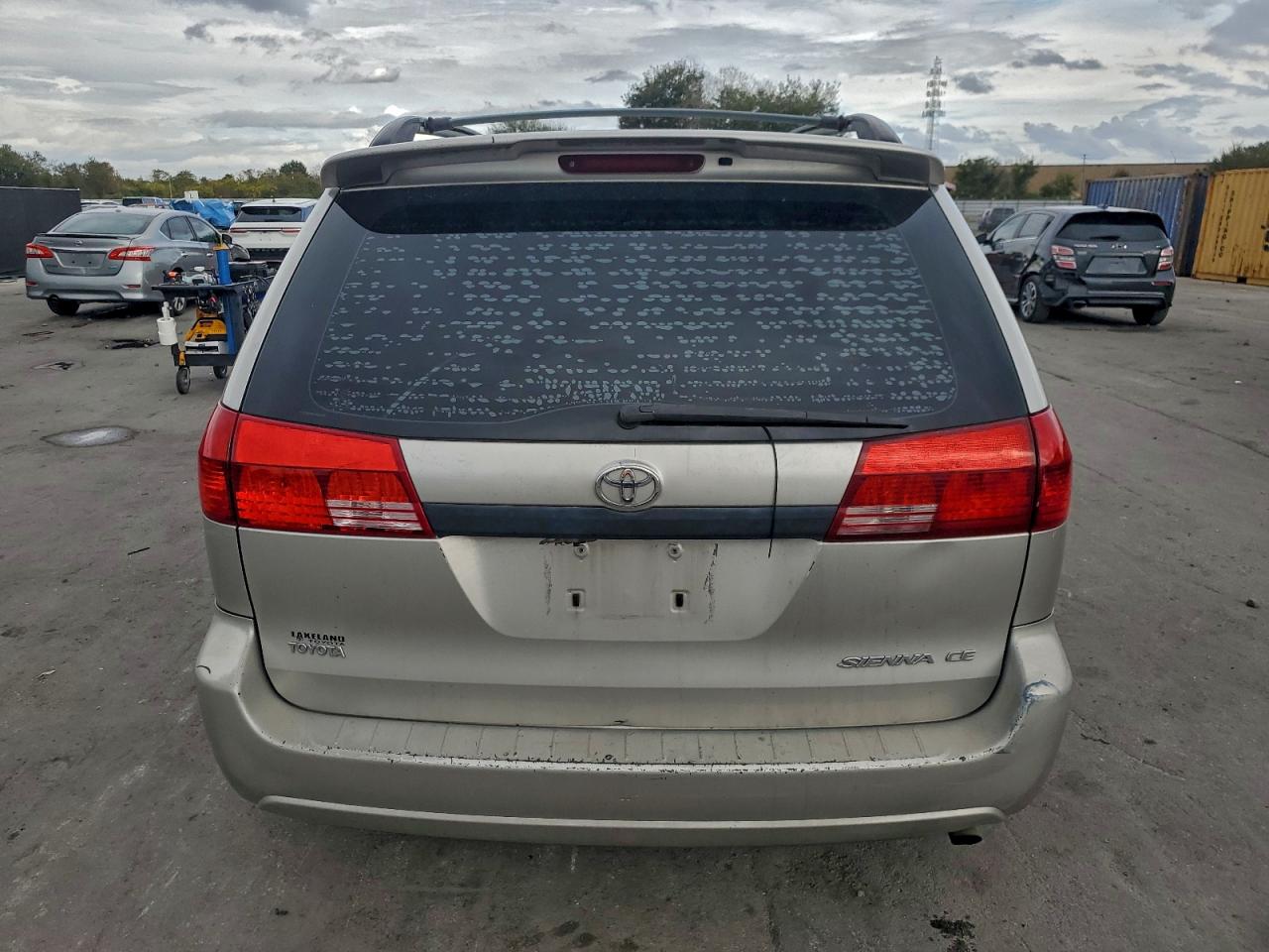 2004 TOYOTA SIENNA photo 6