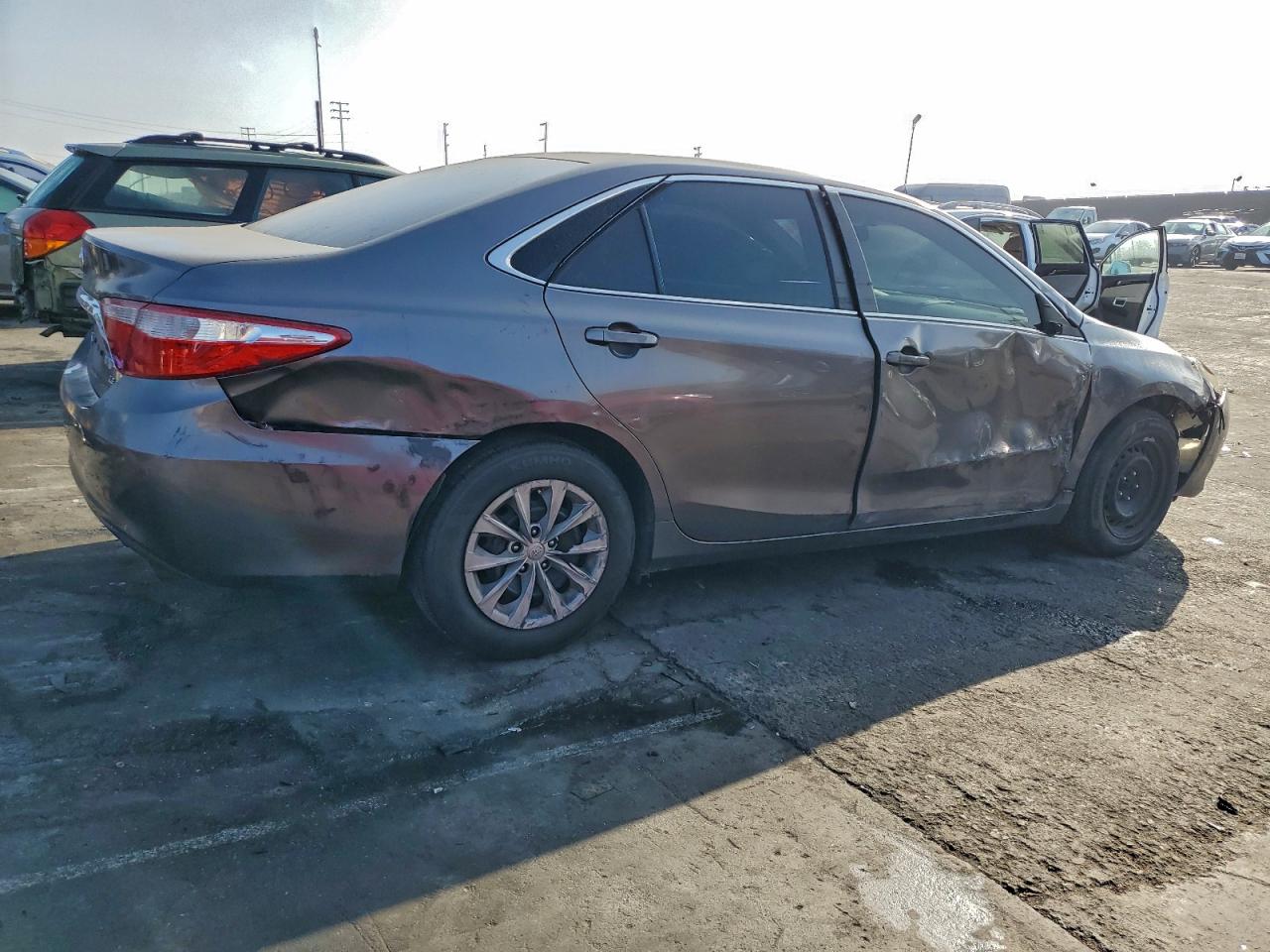 2015 TOYOTA CAMRY LE photo 3