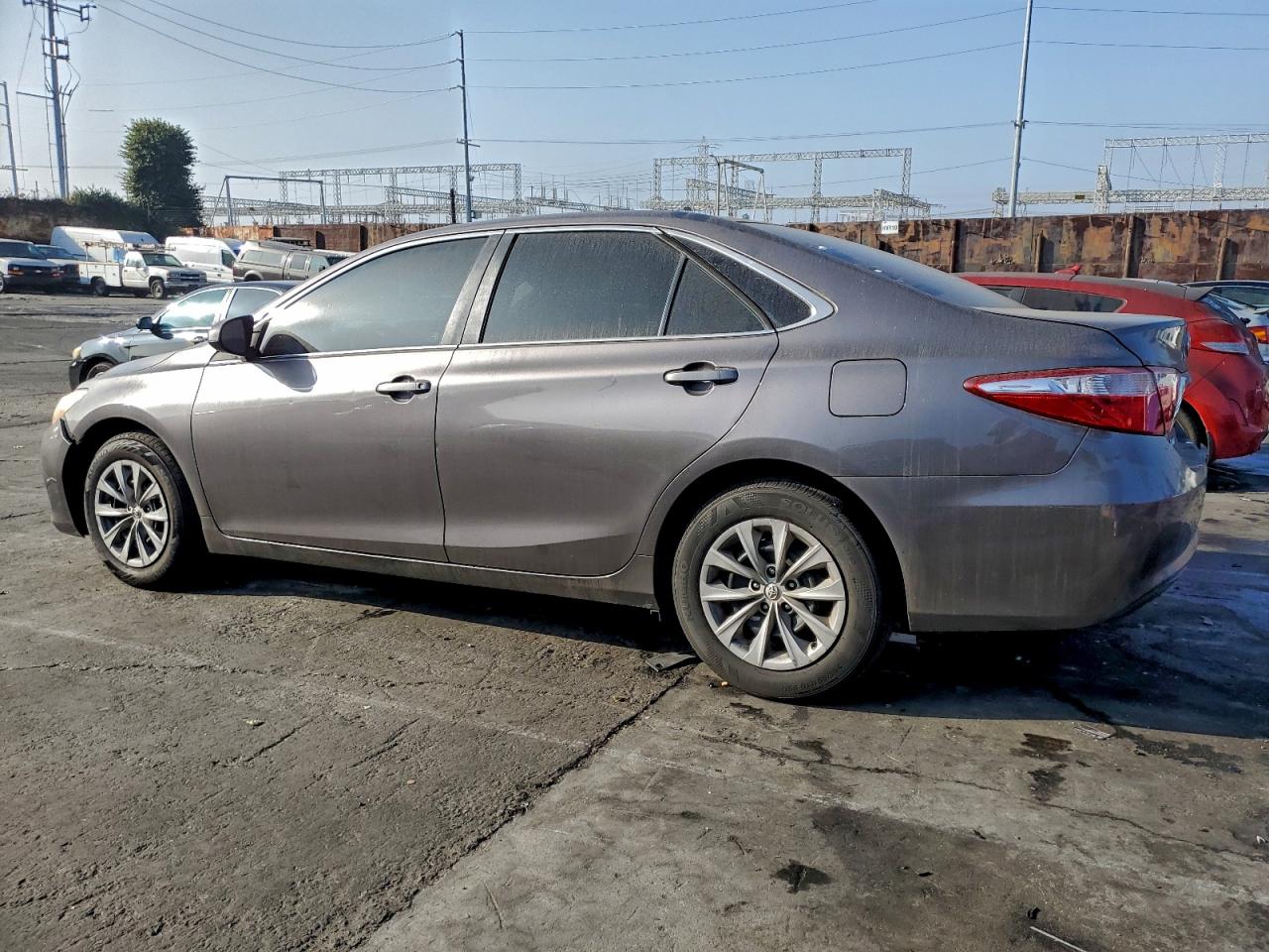 2015 TOYOTA CAMRY LE photo 2