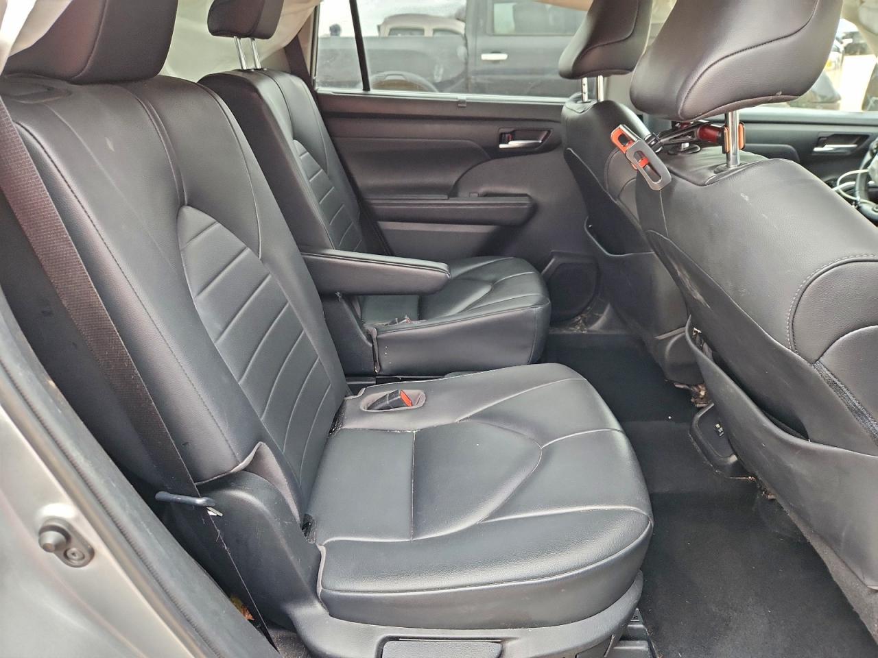 2020 TOYOTA HIGHLANDER XLE photo 11