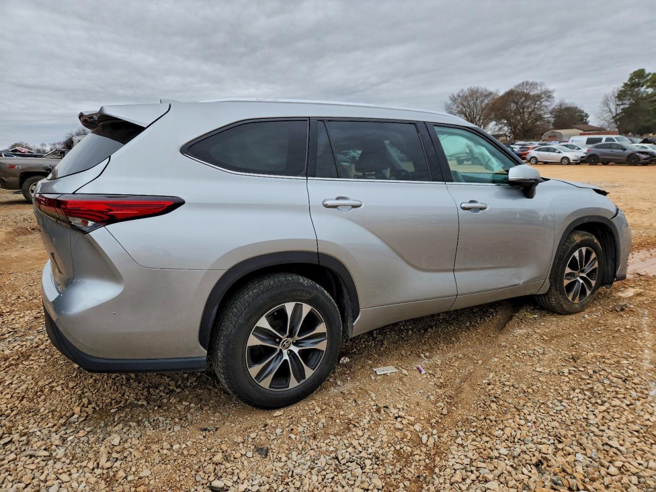 2020 TOYOTA HIGHLANDER XLE photo 3