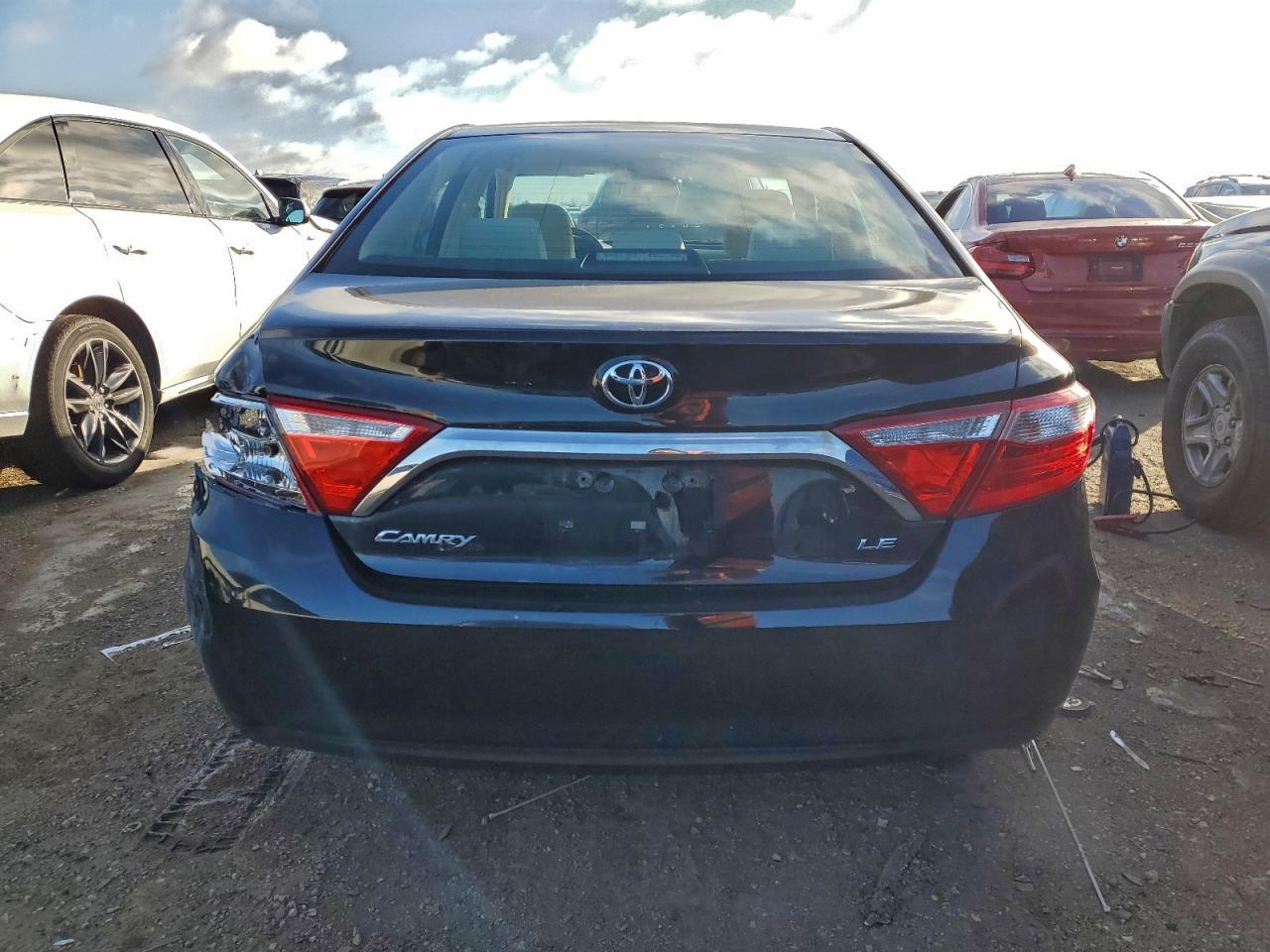 2015 TOYOTA CAMRY LE photo 11