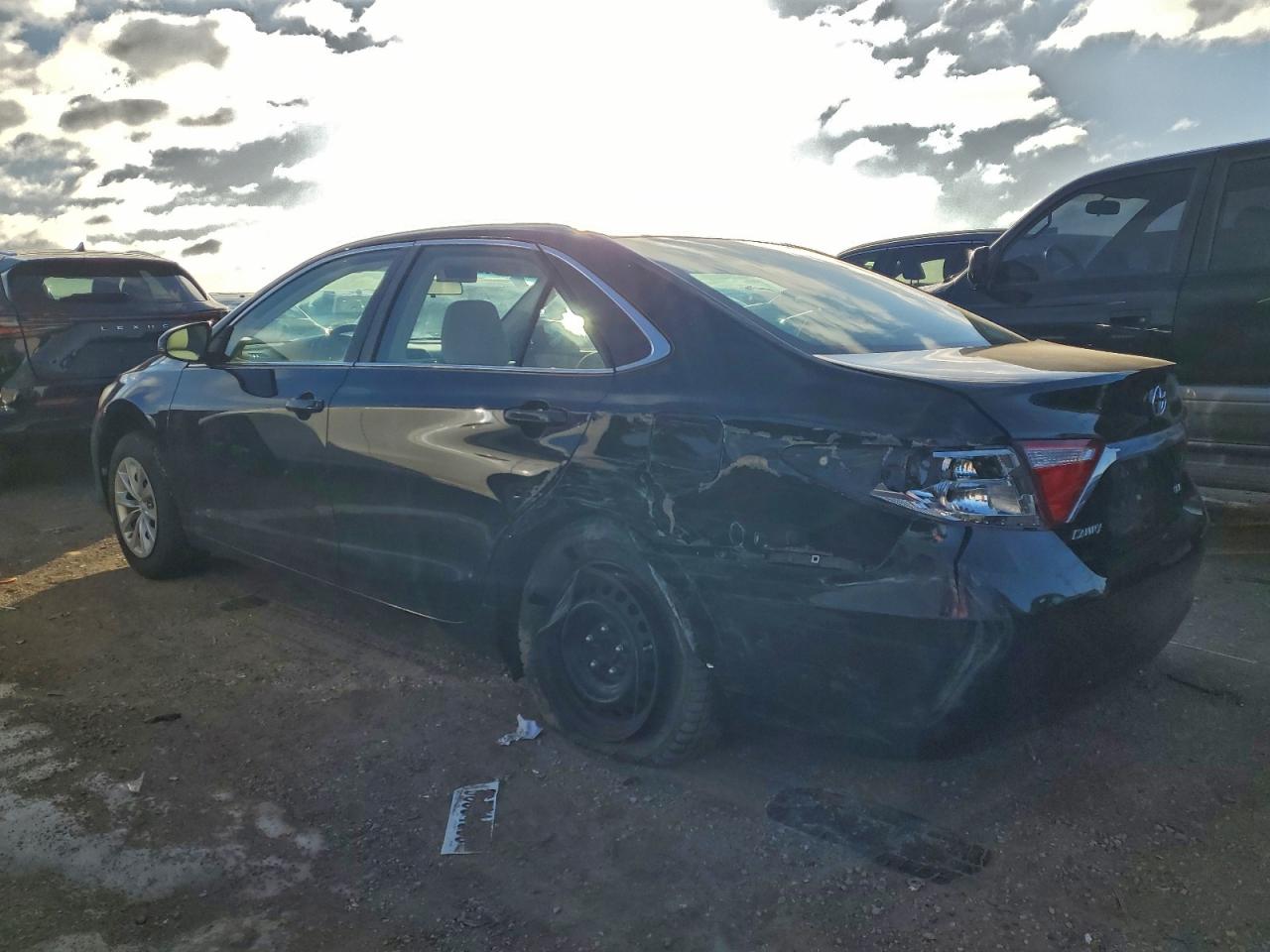 2015 TOYOTA CAMRY LE photo 3